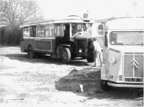 Effet spécial sur la plateforme arrière d'un bus des années 60 pour le film 'Les grands sentiments font les bons gueuletons' de Michel Berny en 1973, du côté de Dourdan.