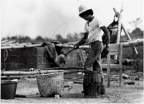 Sur le film Sarraounia  réalisé par Med Hondo avec Ai Keita, Féodor Atkine. Fabrication d'un ventilateur avec le moteur d'un Broussard récupéré sur la piste d'atterrissage de Ouagadougou.