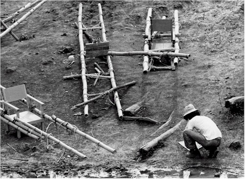 Côte d'Ivoire Niofoin, aménagement des décors sur le film 'La Victoire en chantant' 1976 - Jean-Jacques Annaud. La victoire en chantant a obtenu l’Oscar du meilleur film en langue étrangère en 1977. Il est alors ressorti en France sous le titre Noirs et blancs en couleurs.